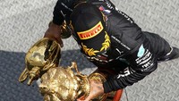 Kemenangan di GP Inggris membuat Hamilton semakin kukuh di puncak klasemen pebalap dengan 88 poin. Ia unggul 30 poin dari Bottas yang menempati peringat kedua dengan 58 poin. Will Oliver/Pool via AP.