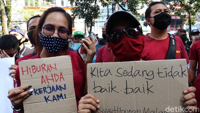 Massa tergabung dalam Pekerja Hiburan Malam Bandung menggeruduk kantor Wali Kota Bandung Oded M Danial, Senin (3/8/2020). Mereka, terdiri pria dan perempuan, menggelar aksi damai menuntut tempat hiburan dibuka.