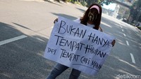 Mereka menuntut agar Oded segera memberikan izin tempat hiburan malam. 