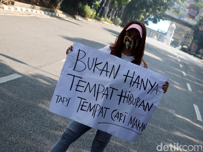 Massa tergabung dalam Pekerja Hiburan Malam Bandung menggeruduk kantor Wali Kota Bandung Oded M Danial, Senin (3/8/2020). Mereka, terdiri pria dan perempuan, menggelar aksi damai menuntut tempat hiburan dibuka.