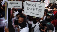 Mereka menyebut, selama lima bulan hidup mereka terombang-ambing tanpa penghasilan tetap. Padahal, tempat hiburan malam di Kota Bandung sudah memenuhi protokol kesehatan.