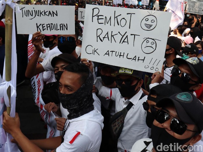 Massa tergabung dalam Pekerja Hiburan Malam Bandung menggeruduk kantor Wali Kota Bandung Oded M Danial, Senin (3/8/2020). Mereka, terdiri pria dan perempuan, menggelar aksi damai menuntut tempat hiburan dibuka.