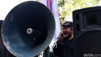 Orator berorasi meminta agar tempat hiburan dibuka lagi.