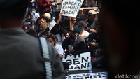 Massa aksi meminta kejelasan kapan izin tempat hiburan malam.