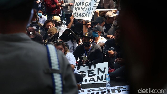 Massa tergabung dalam Pekerja Hiburan Malam Bandung menggeruduk kantor Wali Kota Bandung Oded M Danial, Senin (3/8/2020). Mereka, terdiri pria dan perempuan, menggelar aksi damai menuntut tempat hiburan dibuka.