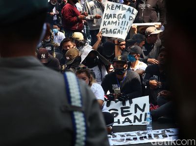 Pekerja Hiburan Malam Demo Kantor Walkot Bandung