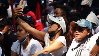 Seorang peserta berswafoto di tengah-tengah massa aksi damai menuntut tempat hiburan dibuka.