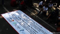 Ketua Forum Perkumpulan Pegiat Parawisata Bandung Ruli Pangabean mengatakan, kedatangan masa ke kantor Wali Kota Bandung meminta kejelasan kapan izin tempat hiburan malam. Ia mengungkapkan para pekerja tempat hiburan malam sudah mengeluhkan dengan kondisi perekonomian.