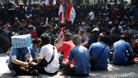 Sebagian massa aksi berkerumun sambil duduk lesahan di depan kantor Wali Kota Bandung.