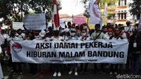 Massa sempat menggelar aksi jalan kaki di Jalan Wastukencana, Kota Bandung. Aksi demonstrasi ini mengakibatkan Jalan Wastukencana ditutup.