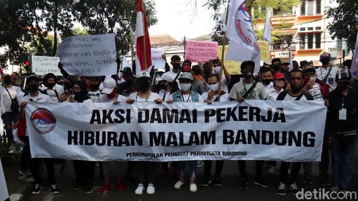 Pekerja Hiburan Malam Geruduk Kantor Walkot Bandung Massa tergabung dalam Pekerja Hiburan Malam Bandung menggeruduk kantor Wali Kota Bandung Oded M Danial, Senin (3/8/2020). Mereka, terdiri pria dan perempuan, menggelar aksi damai menuntut tempat hiburan dibuka.