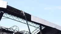Saat ini, lispang yang runtuh, dan sisa reruntuhan lain sudah dibersihkan. Lalu, pihak AP II juga langsung melakukan perbaikan sisi atap yang kini sudah bolong dengan bantuan alat berat. Perbaikan selesai besok.