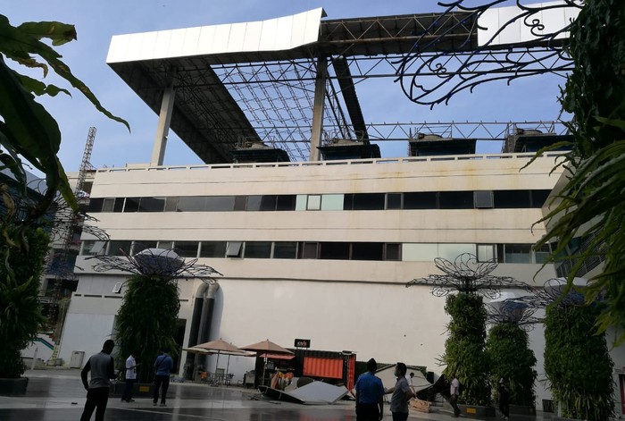 Pada pukul 16.01 WIB sore ini, Senin (3/8/2020), sebagian sisi atap atau lisplang di gedung parkir Terminal 3 domestik Bandara Soekarno Hatta (Soetta) runtuh akibat angin kencang.