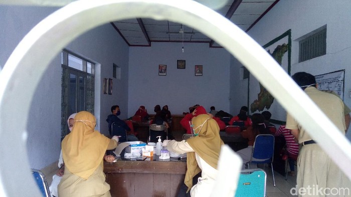 Penghuni kos yang digerebek terkait prostitusi dites HIV AIDS di kantor Satpol PP Banjarnegara, Senin (3/8/2020).