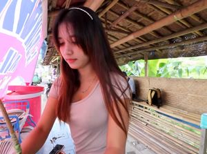 Cantik dan Semok, Penjual Es Dawet Ireng Ini Laris Diserbu Pembeli