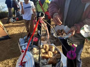 Viral Penjual Bakso Tusuk dan Siomay di Puncak Gunung Cikuray