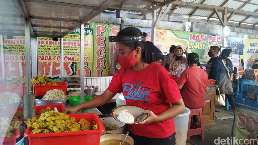 Penjual Pencel di Blitar