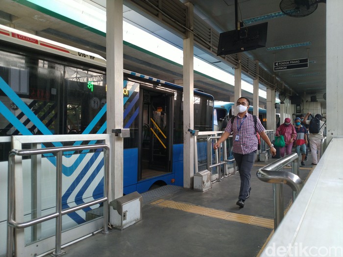 Penumpang Transjakarta. (Sachril-Jehan/detikcom)