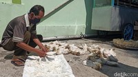 Ia menjelaskan, shuttlecock miliknya dari bulu entok tersebut, utamanya terjual untuk warga Demak sekitar dan sebagian ia kirim ke Kudus.