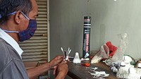 Sementara dalam sehari, dirinya mampu memproduksi shuttlecock sejumlah 50 slop. Yakni dengan mempekerjakan warga sekitar termasuk ibu rumah tangga. Setidaknya ada enam kepala keluarga yang ikut membantunya. Rokhim menjelaskan, usaha shuttlecocknya tersebut sudah berjalan sejak tiga tahun lalu. Dirinya mengaku, kesusahan mengembangkan usahanya lantaran pengerjaannya masih serba manual, lantaran minimnya modal.
