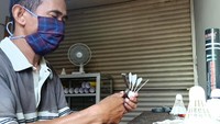 Dalam pantauan detik.com di lapangan, Rokhim membuat shuttlecock masih dengan cara manual. Diantaranya, mulai mencuci bulu entok, mengeringkan bulu, memotong, mengeraskan, memasangi dudukan shuttlecock, hingga penempelan pita dan brand usahanya. Sementara Kades Pilangrejo, Tugiman saat ditemui terpisah mengatakan, industri rumahan shuttlecock termasuk unit usaha Bumdes Sejahtera Desa Pilangrejo. Dirinya menjelaskan, pengrajin bisa meminjam ke pemerintah desa dengan tanpa agunan di masa pandemi Corona ini.
