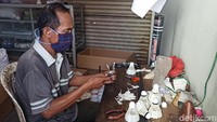Pengusaha shuttlecock rumahan di Demak, Jawa Tengah masih bertahan meski mengahadapi pandemi virus Corona (COVID-19). Usaha rumahan tersebut juga memberdayakan masyarakat sekitar dengan simtem borong untuk memenuhi pesanan.