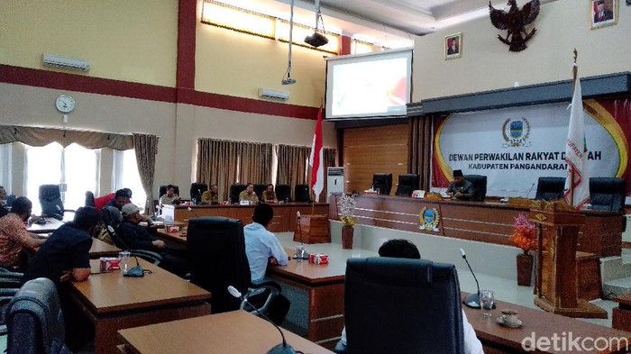 Pertemuan nelayan dengan DPRD Pangandaran