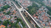 Pembangunan flyover ini sempat terkendala akibat proses pembebasan lahan.