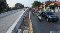 Panjang dari kedua lintas atas tersebut diperkirakan sekitar 900 meter dengan lebar sekitar tujuh meter untuk dua jalur.