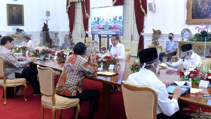 Presiden Jokowi memimpin rapat terbatas.