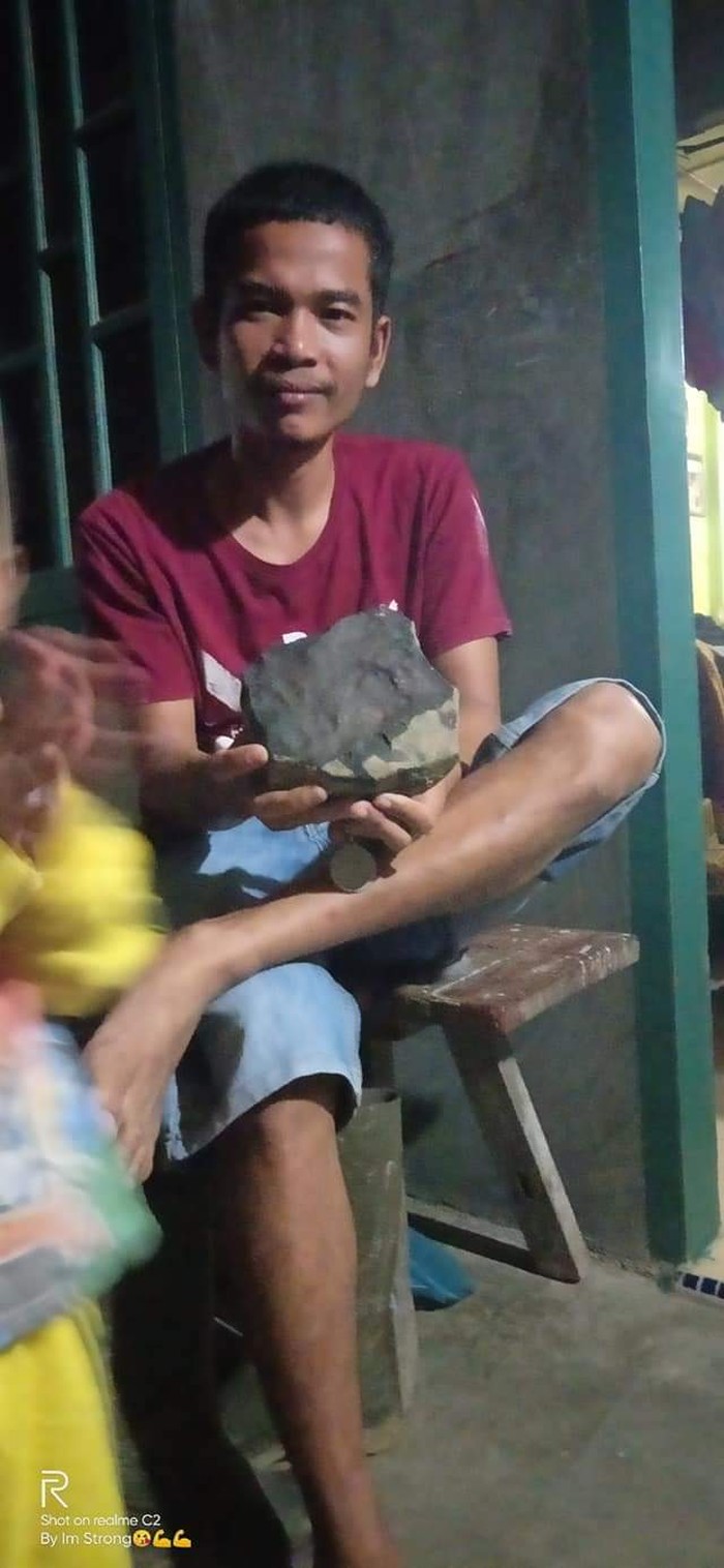 Seorang warga di Dusun Sitambarat, Kolang, Tapanuli Tengah, Sumatera Utara, membuat heboh karena menyebut rumahnya ditiban meteor. Buktinya adalah atap rumah bolong dan sebongkah batu.