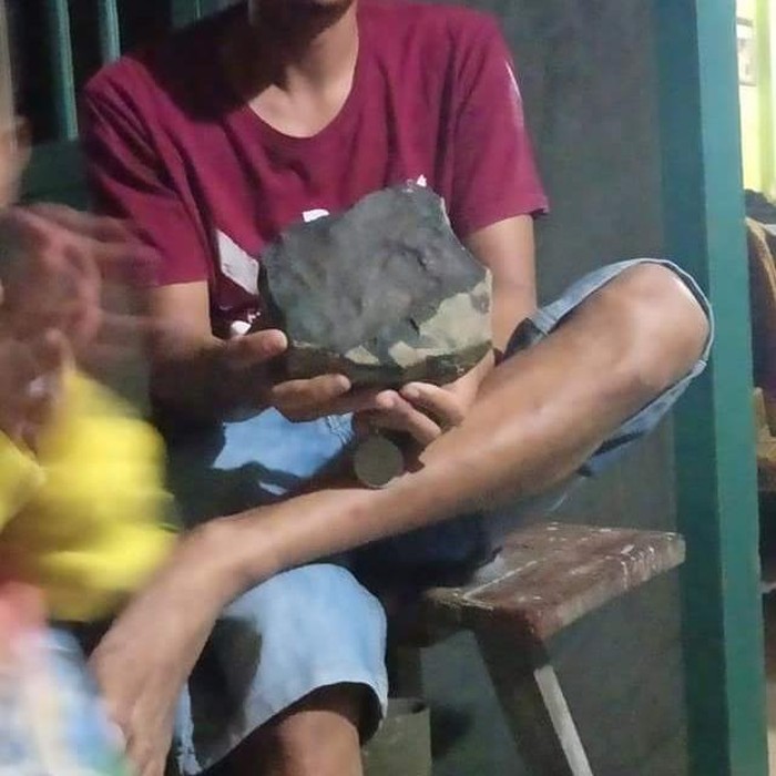 Seorang warga di Dusun Sitambarat, Kolang, Tapanuli Tengah, Sumatera Utara, membuat heboh karena menyebut rumahnya ditiban meteor. Buktinya adalah atap rumah bolong dan sebongkah batu.