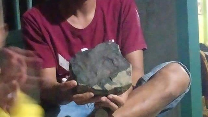 Seorang warga di Dusun Sitambarat, Kolang, Tapanuli Tengah, Sumatera Utara, membuat heboh karena menyebut rumahnya ditiban meteor. Buktinya adalah atap rumah bolong dan sebongkah batu.