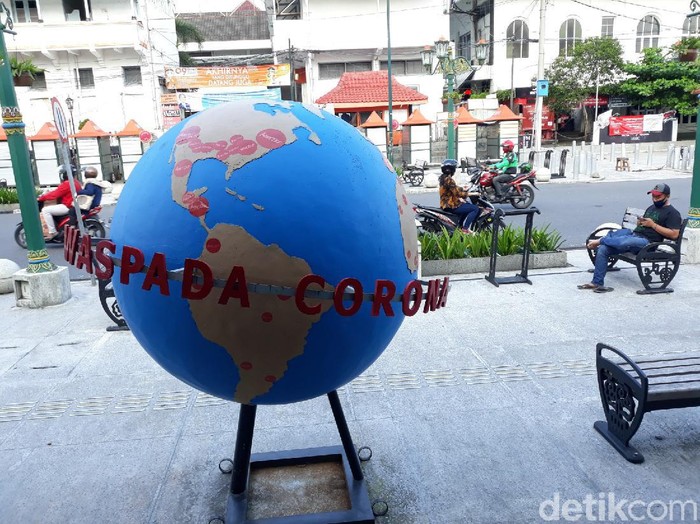 Properti peringatan waspada virus Corona atau COVID-19 di Titik Nol Kilometer Yogyakarta.
