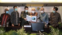 Presiden Direktur PT Provident Agro Tbk (PALM) Tri Boewono (ketiga kiri) foto bersama Presiden Komisaris Maruli Gultom (ketiga kanan), Komisaris Independen Teuku Djohan Basyar, (kiri) Komisaris Independen Johnson Chan (kedua kiri), Direktur Budianto Purwahjo (kedua kanan), dan Direktur Devin Antonio Ridwan (kanan) di sela Rapat Umum Pemegang Saham Tahunan dan Luar Biasa (RUPST dan RUPSLB) di Jakarta.