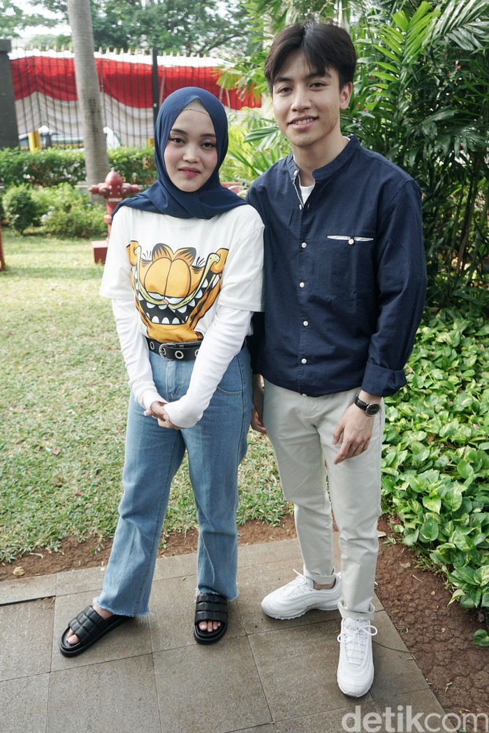 Senyum Bahagia Putri Delina dan Jeffry Reksa, Kasmaran Nih! - Foto 4