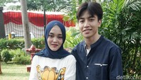 Keduanya sempat malu-malu saat ditanya apakah mereka berpacaran. Pool/Palevi S/detikFoto.