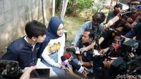 Putri Delina sempat jadi perbincangan usai membawa Jeffry, pria yang dikenalnya dari TikTok. Pool/Palevi S/detikFoto.