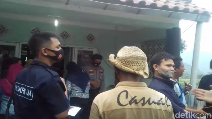 Ratusan korban investasi bodong datangi rumah ketua kelompok di Cianjur
