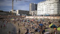 7. Prancis dan Italia Prancis dilanda pertumbuhan ekonomi minus 5,8 persen. Sedangkan pertumbuhan ekonomi Italia juga minus 4,7 persen. Hal tersebut membuat Prancis dan Italia mengalami resesi. AP Photo/Daniel Cole  