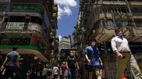 3. Hong Kong Hong Kong resmi resesi selama setahun penuh. Ekonominya sulit pulih di tengah pandemi Corona. Negara yang jadi hub Asia itu ekonominya mengkerut 9% di kuartal II-2020 (April-Juni) dibandingkan posisi setahun sebelumnya. AP Photo/Vincent Yu  