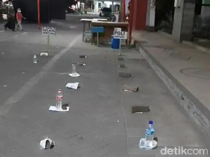 Belasan pasien RSUD dr R Soedarsono harus berupaya keras agar mendapatkan nomor antrean. Mereka antre menggunakan tanda berupa batu hingga botol air mineral.