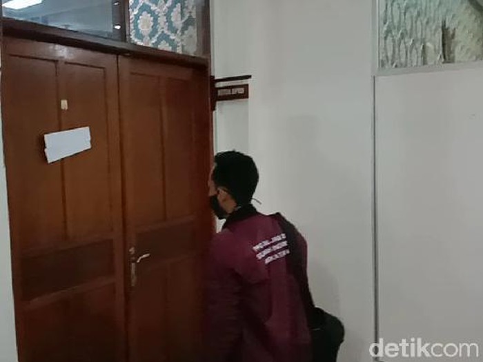 Ruang Ketua DPRD Jepara Imam Zusdi Ghozali disterilkan, Senin (3/8/2020).