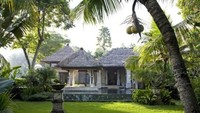 Pohon kelapa dengan buah menjuntai di tepi bangunan unik di Ubud.(Foto: Lena Ellitan/dtraveler)-----------Artikel ini merupakan kiriman pembaca detikTravel, Lena Ellitan dan sudah tayang di dTravelers. 