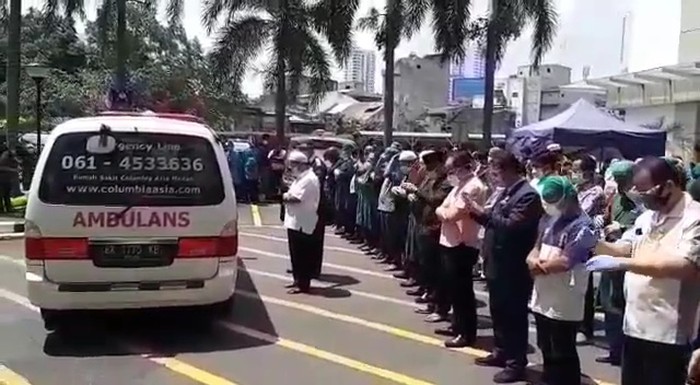 Screenshot video viral salat jenazah dokter positif COVID-19 yang wafat di Medan