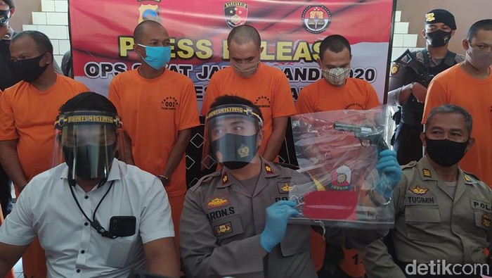 Senpi korek api yang dipakai pelaku mengancam korban