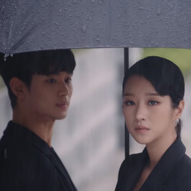 Seo Ye Ji juga tampak memakai anting emas putih yang dihiasi berlian dari brand asal Jepang, Tasaki. Anting dengan nama Spirea itu harganya seperti dikutip dari Seo Ye Ji Fashion mencapai 20.400 poundsterling atau sekitar Rp 392 juta. Foto: dok. tvN