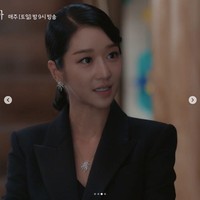 Seo Ye Ji melengkapi penampilannya dengan perhiasan kalung masih dari brand Tasaki. Kalung emas putih dengan detail berlian itu harganya mencapai 16.300 poundsterling atau sekitar Rp 313 juta. Foto: dok. tvN
