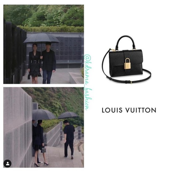 Dan kemewahan berikutnya dari gaya Seo Ye Ji hanya untuk satu adegan di episode 13 Its Okay To Not Be Okay adalah tas hitam ukuran kecil yang dipakainya. Tas dari brand Louis Vuitton itu merupakan seri Locky BB Bag seharga Rp 31 jutaan. Foto: dok. tvN, Instagram @kdrama_fashion