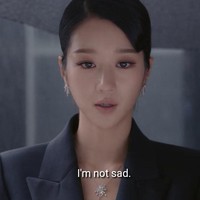 Inilah penampilan Seo Ye Ji pemain Go Moon Young dalam drakor Its Okay To Not Be Okay episode 13 yang total harganya mencapai hampir Rp 1 miliar. Seo Ye Ji tampil serba hitam untuk satu adegan di Its Okay To Not Be Okay tepatnya ketika datang ke tempat pemakaman ayahnya. Foto: dok. tvN